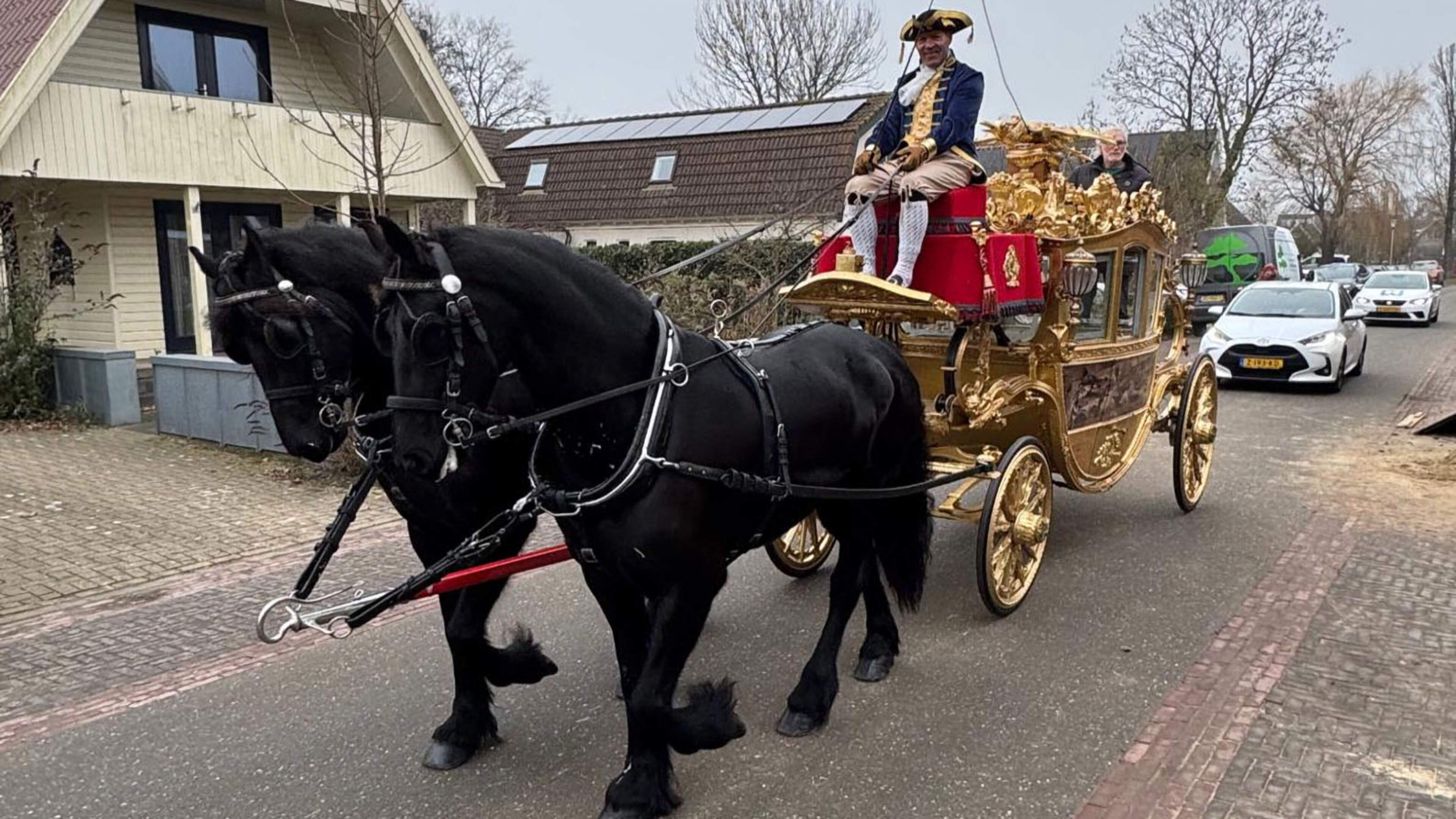 Riny (77) ziet droom uitkomen: zijn zelfgebouwde Gouden Koets krijgt rijtoer door Amsterdam